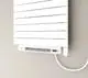 Weißer Kermi-Heizkörper mit horizontalen Lamellen und integriertem Lüfter, wandmontiert, an heller Wand.